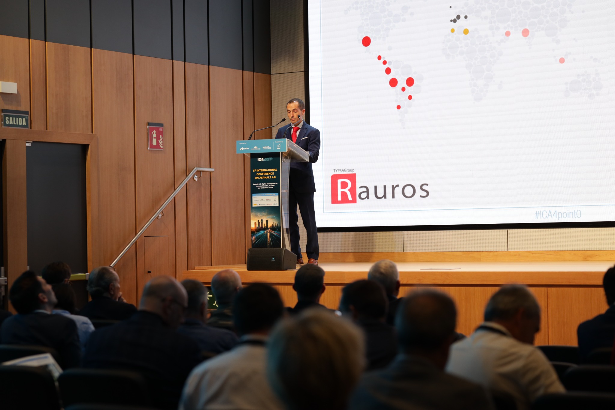 Antonio Ramos, director general de RAUROS, durante su ponencia en la 5th International Conference on Asphalt 4.0 de ASEFMA en Madrid. Antonio Ramos, director general de RAUROS, durante su ponencia en la 5th International Conference on Asphalt 4.0 de ASEFMA en Madrid.