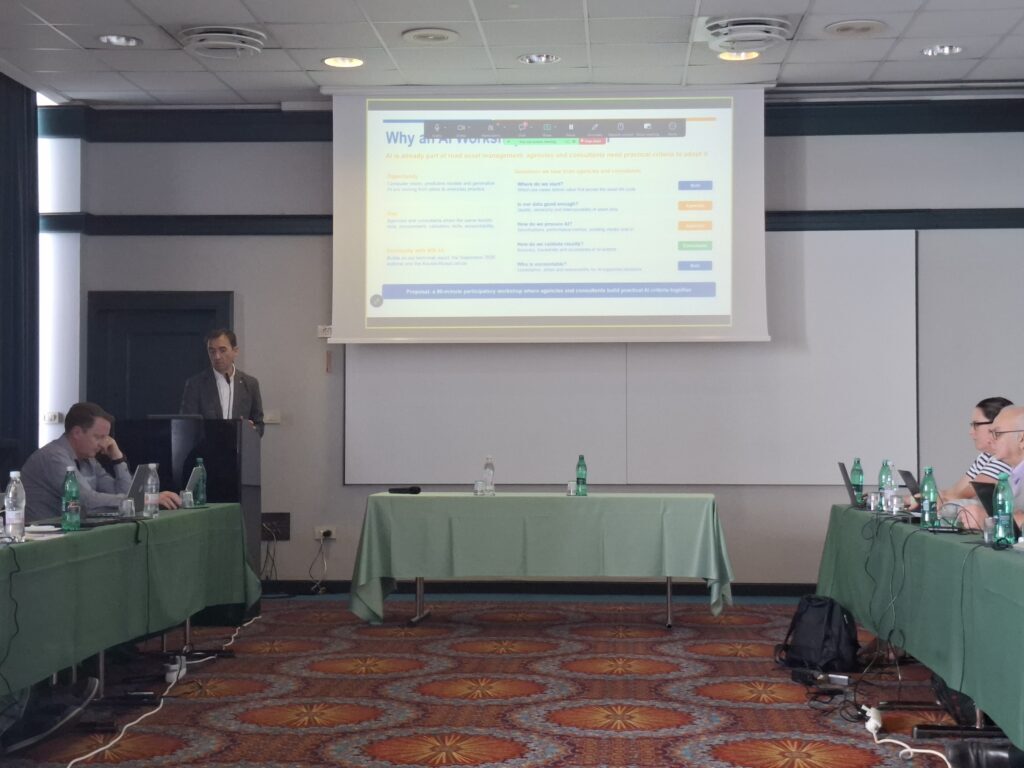 Fernando Varela durante una presentación sobre inteligencia artificial y gestión de activos viales en la reunión del Comité Técnico 3.3 de PIARC en Portorož, Eslovenia.