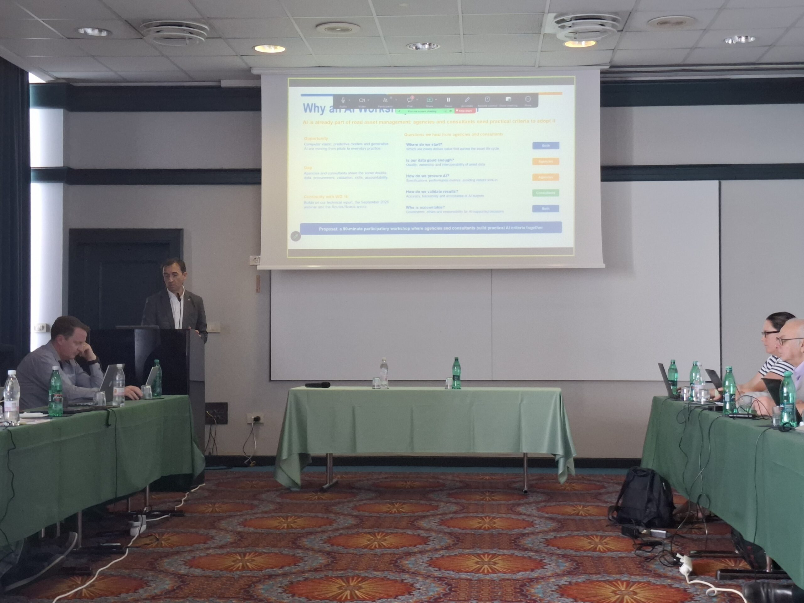 20261020-115659 Fernando Varela durante una presentación sobre inteligencia artificial y gestión de activos viales en la reunión del Comité Técnico 3.3 de PIARC en Portorož, Eslovenia.