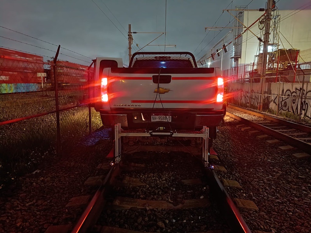 Vehículo de RAUROS equipado con tecnología láser para realizar trabajos de auscultación ferroviaria sobre las vías de tren en México.
