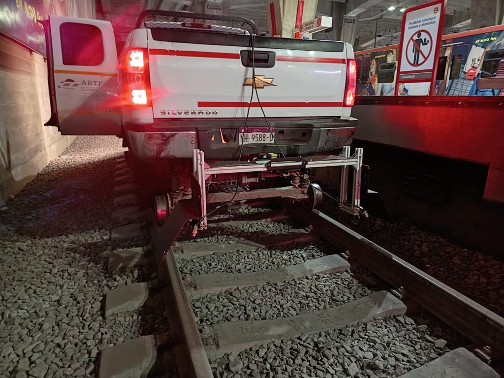 Vehículo de RAUROS equipado con un sistema de medición láser para trabajos de auscultación ferroviaria en las vías del Metro de Ciudad de México.